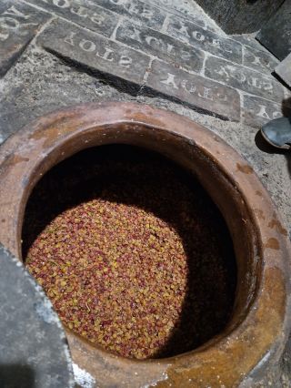 Oranžáda z qvevri? Jasně, že bude. 🍊 Už ve středu na degustaci s @andrea.nejedlik z @dobra.vinice 🍇. #hokuspokus #winebar...