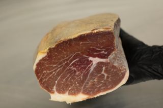 V Hokusu to není jen o víně. 🍷 K dobré lahvi prostě patří i něco k zakousnutí — třeba poctivá sušená šunka krájená na...