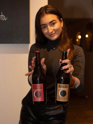 Štěpánka dnes drží v rukou malý poklad 🍷 Bruyère-Houillon – jurský jednorožec, který se u nás objeví jen výjimečně. Máme...