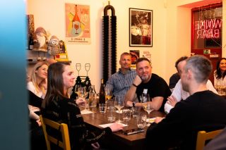 🍷 Krátké, ale milé ohlédnutí za jedním výjimečným večerem v Hokusu – degustací, kde se potkala vína Christiana Tschidy s...